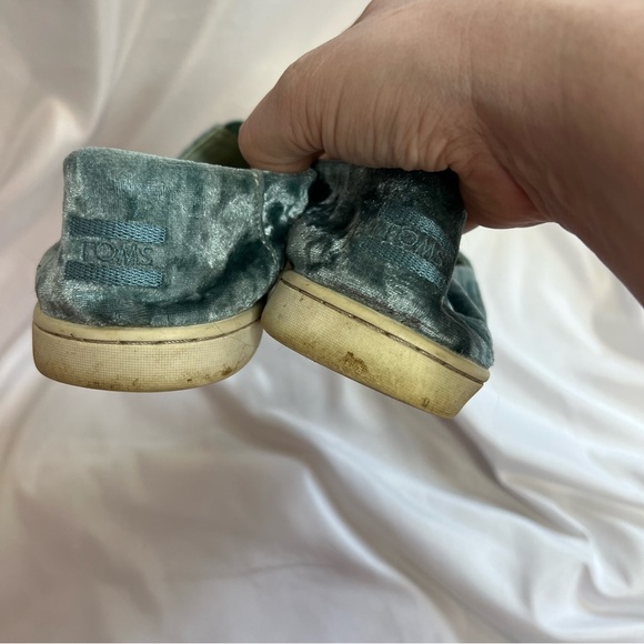 Toms Blue Crushed Velvet Slip On Tennis Shoes, size 5 - Picture 7 of 9